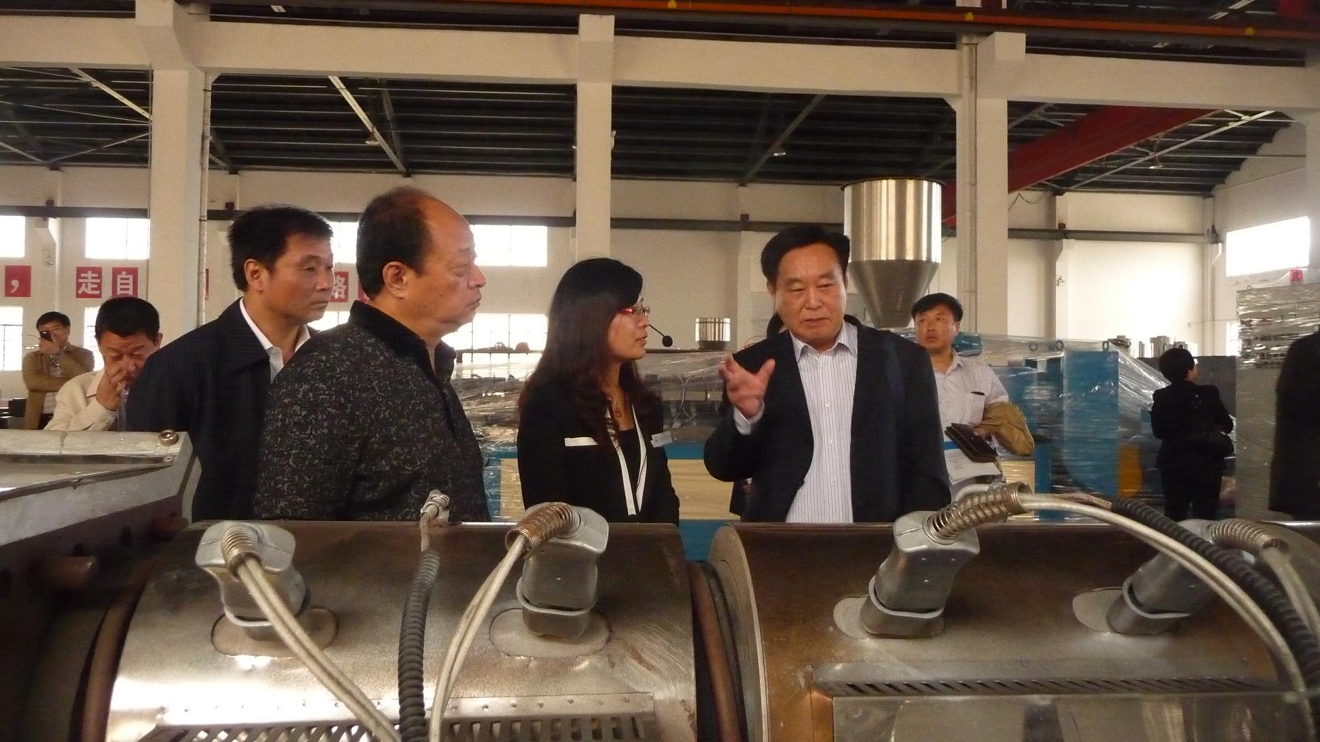 中塑協(xié)改性塑料專委會(huì)領(lǐng)導(dǎo)及年會(huì)代表一行到我公司參觀考察2.jpg 中塑協(xié)改性塑料專委會(huì)領(lǐng)導(dǎo)及年會(huì)代表一行到我公司參觀考察2.jpg